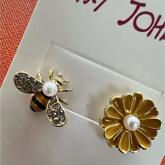🌻 Betsey Johnson mismatched bumblebee & flower earrings 🌻 - Picture 3 of 6